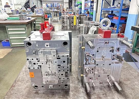 Hai nửa khuôn ép nhựa kim loại được đặt tại khu vực lắp ráp khuôn