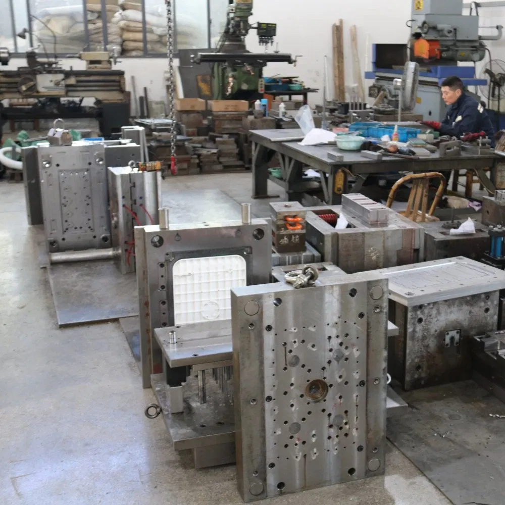 Các bộ khuôn ép nhựa được sắp xếp tại khu vực gia công và lắp ráp