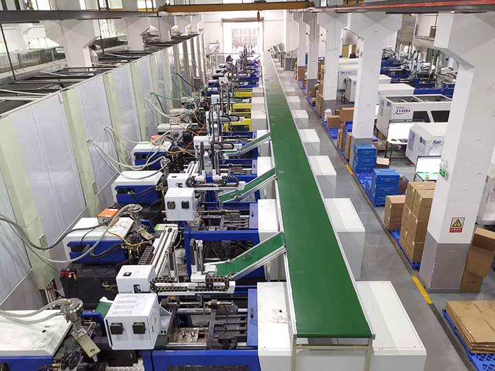 Hệ thống máy ép phun và băng tải trong quy trình sản xuất hàng loạt