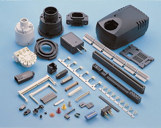 Các vỏ đầu nối, linh kiện nhựa điện tử và chân tiếp xúc kim loại được bố trí theo nhóm