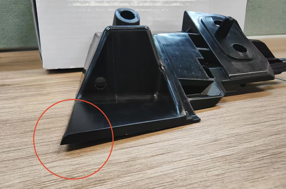 Các vỏ nhựa màu đen có mép chân bị biến dạng, vị trí lỗi được khoanh trên ảnh
